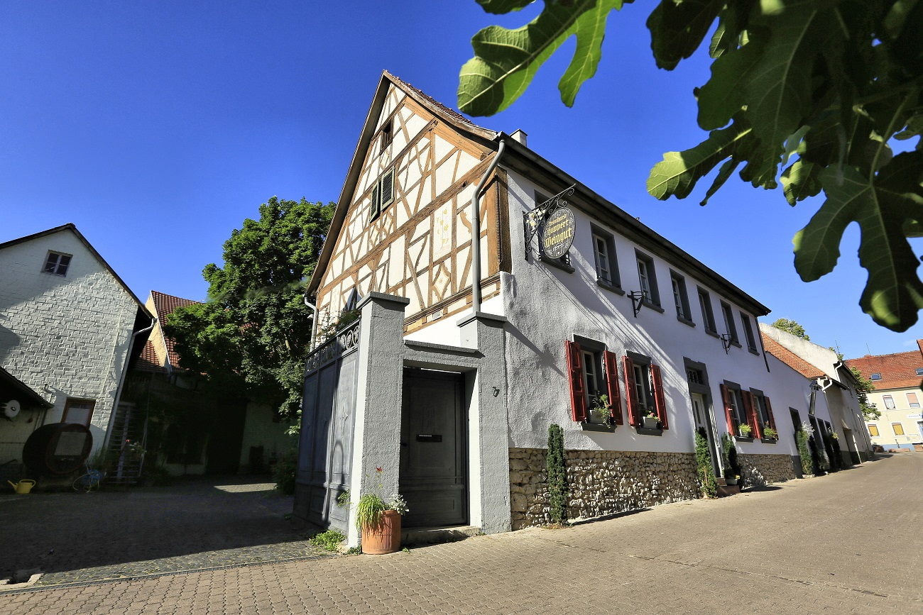 Toreinfahrt und das Fachwerk- und Wirtshaus Weingut Huppert