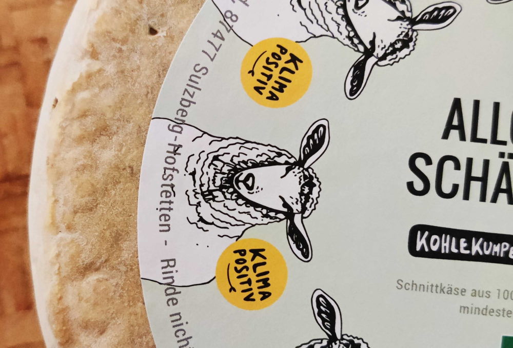 Ein Laib allgäuer Schafskäse mit dem klimapositiv-Label